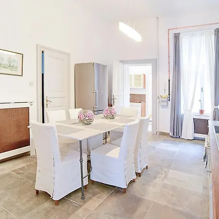 Beautiful 3 Bedroom In 7th District Budapest