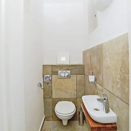 Beautiful 3 Bedroom In 7th District Apartment *