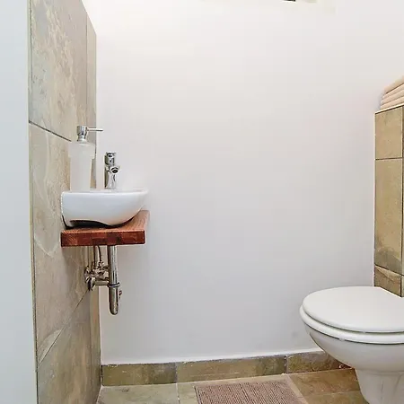 Beautiful 3 Bedroom In 7th District Apartment *