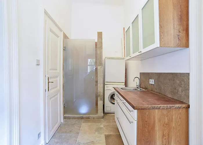 Beautiful 3 Bedroom In 7th District Budapest