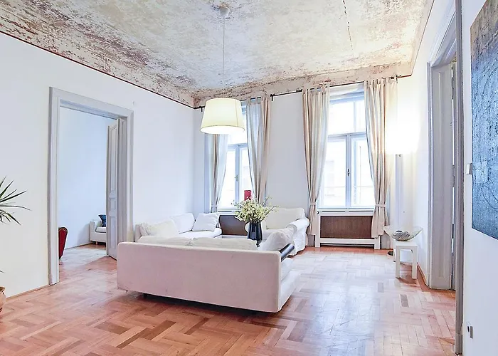 Beautiful 3 Bedroom In 7th District *